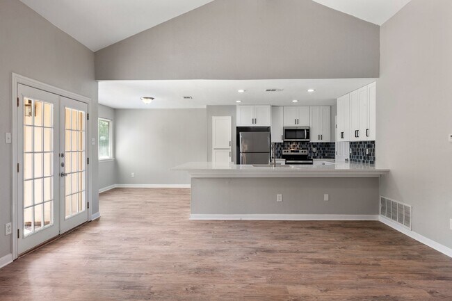 Building Photo - Move in by August 10th and receive a $250 ...