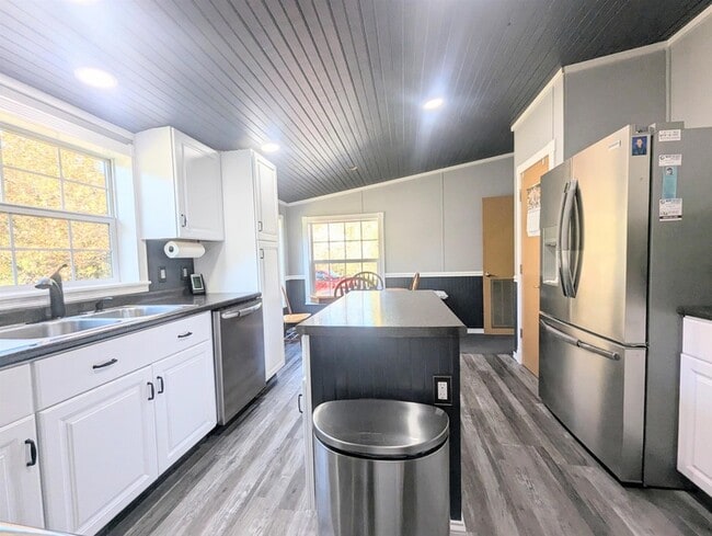 Building Photo - 43 Crestwood Dr