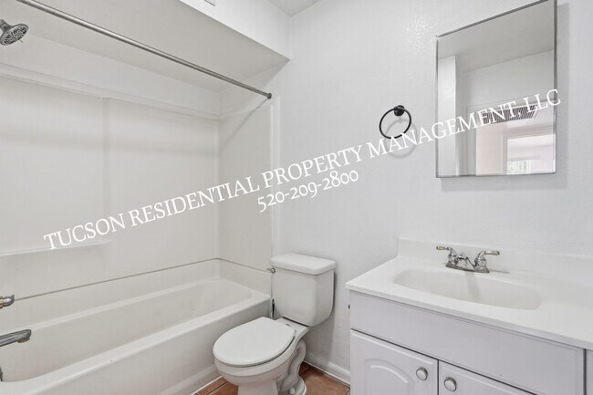 Building Photo - 2402 S Calle Yucatan