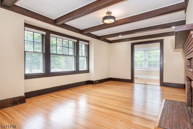 Building Photo - 50 Walnut Crescent