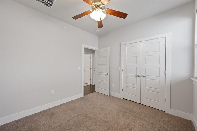 Building Photo - 13800 Lyndhurst St
