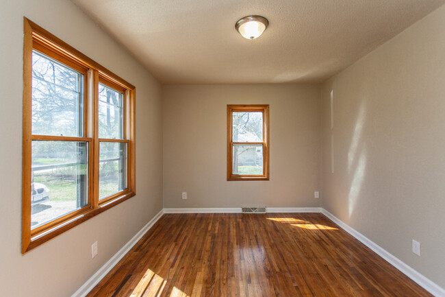Building Photo - 4 Bedroom home fully fenced in back yard!