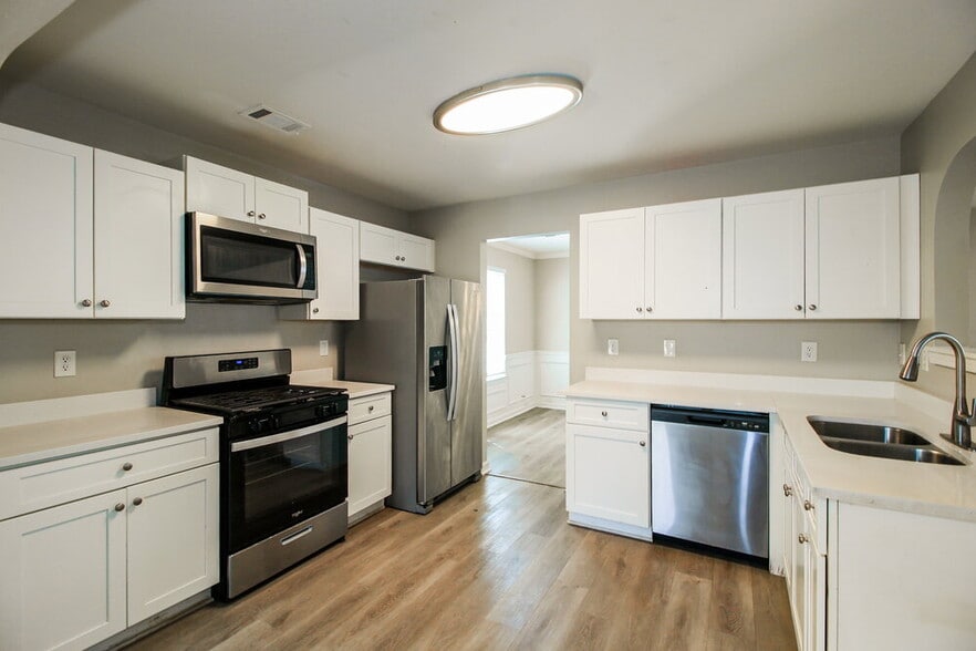 Building Photo - 5848 el Segundo Way