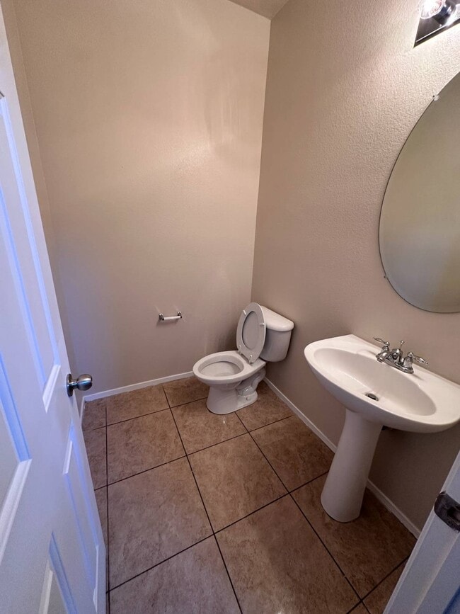 Building Photo - 2820 Dowitcher Ave