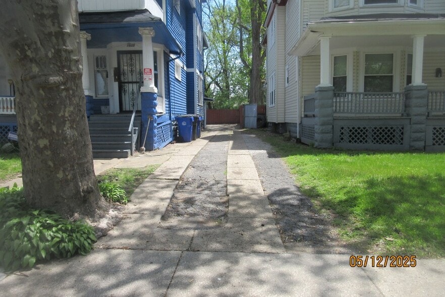 Building Photo - 1607 Holyrood Rd