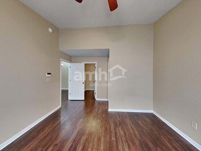 Building Photo - 220 Longview Bend