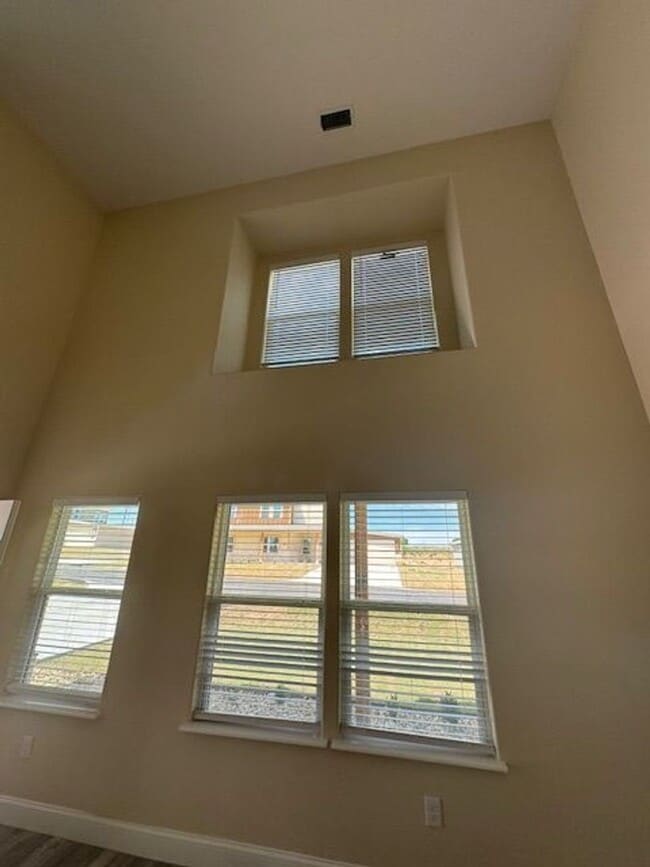 Building Photo - 3/2/2 - HIGH CEILINGS - NO WATER BILL