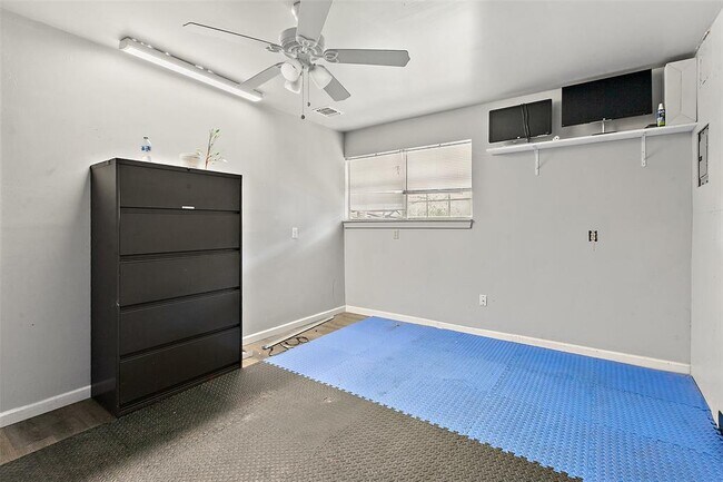 Building Photo - 124 Poplar Dr
