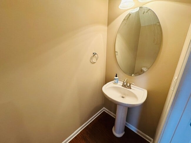 Building Photo - Gorgeous 3 Bedroom Townhome - Ready and Available