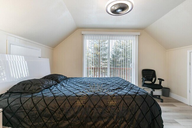 Building Photo - Bright Home in Incline!
