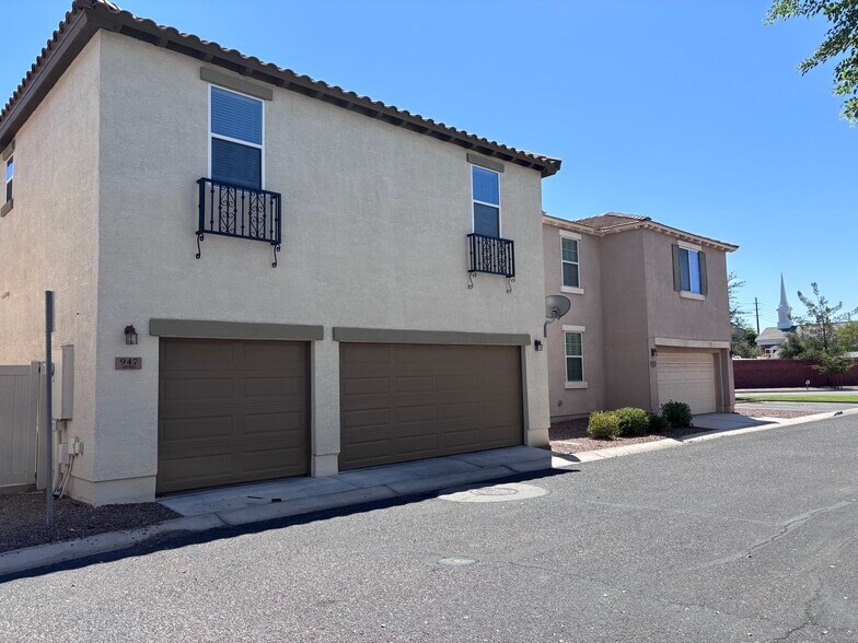 Building Photo - 947 S Utilis Dr