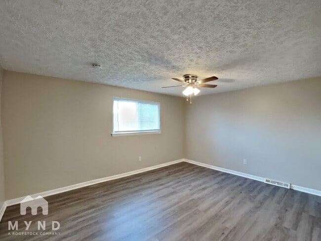 Building Photo - 384 Parkdale Dr