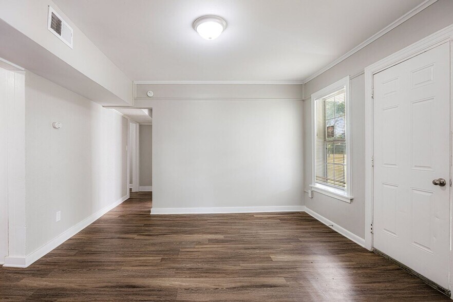 Building Photo - Full Renovation!