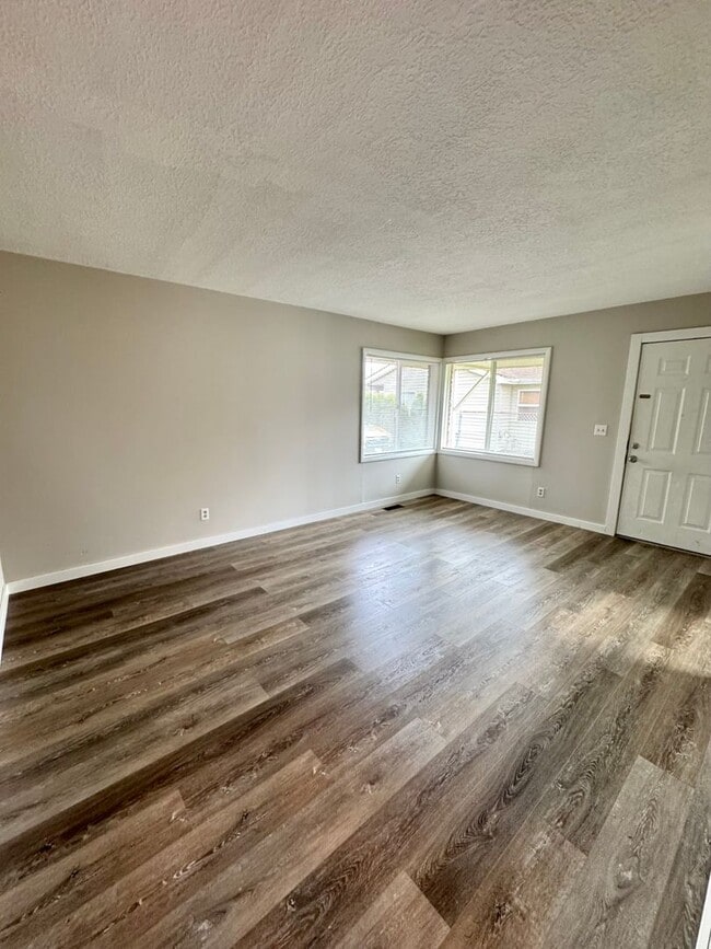 Building Photo - Large 2 Bed, 1 Bath Duplex Apartment with Parking