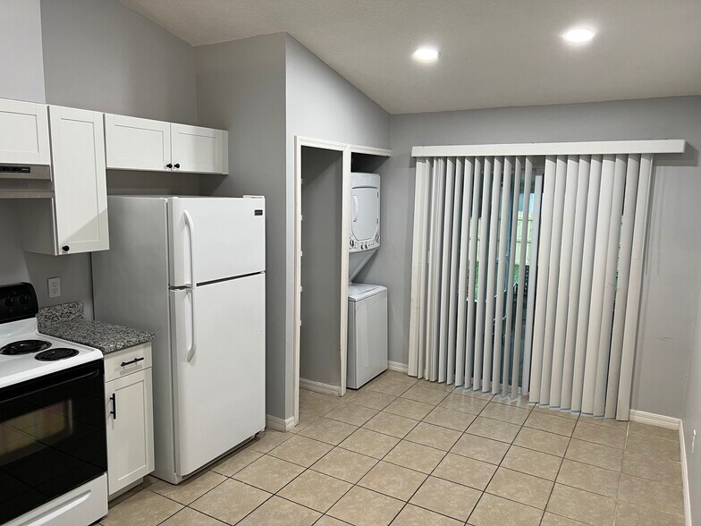 Building Photo - 10128 Portale Ave