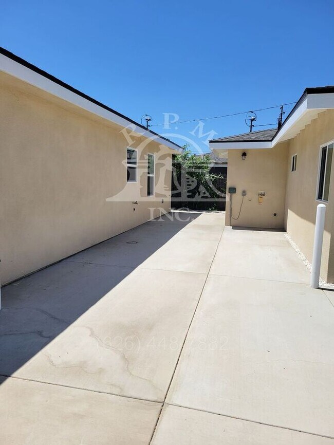 Building Photo - Modern 3 Bedroom Front House