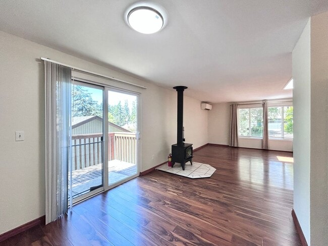 Building Photo - Large 3 Bed, 2 Bath, Sanctuary!