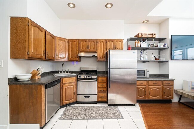 Building Photo - 55 Bowers St