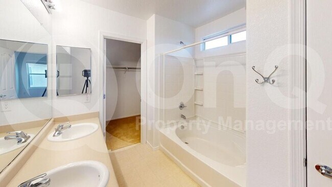 Building Photo - 4720 W Lindenthal Ln