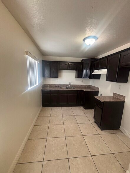 Building Photo - 325 E 60th St