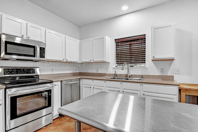 Building Photo - 207 Starr St