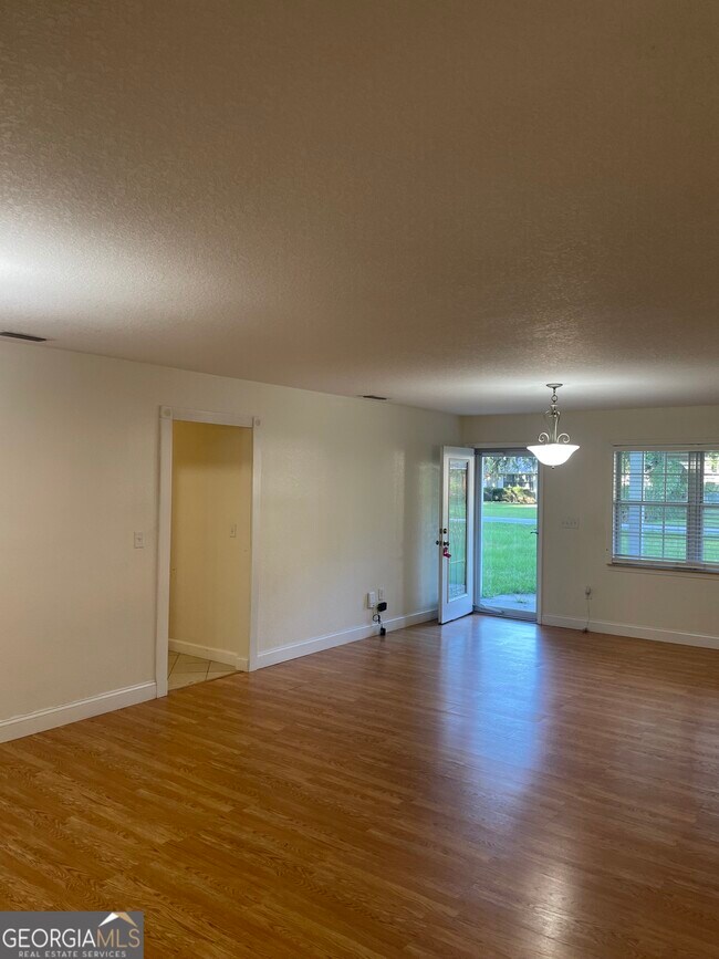 Building Photo - 89 River Oaks St