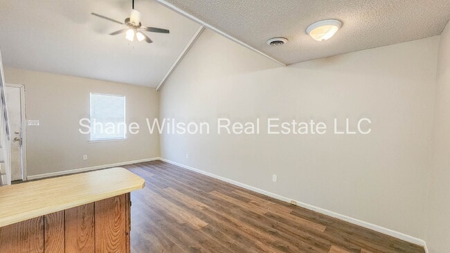 Building Photo - Cute Townhouse Available!