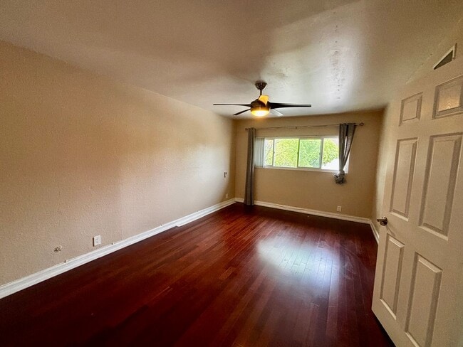 Building Photo - Updated and Spacious 2 bed 1.5 bath