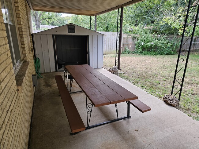 Building Photo - 2415 S Poplar Dr