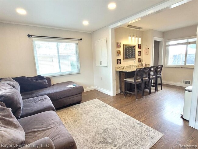 Building Photo - Newly Renovated 7BR – Modern Kitchen + Bath
