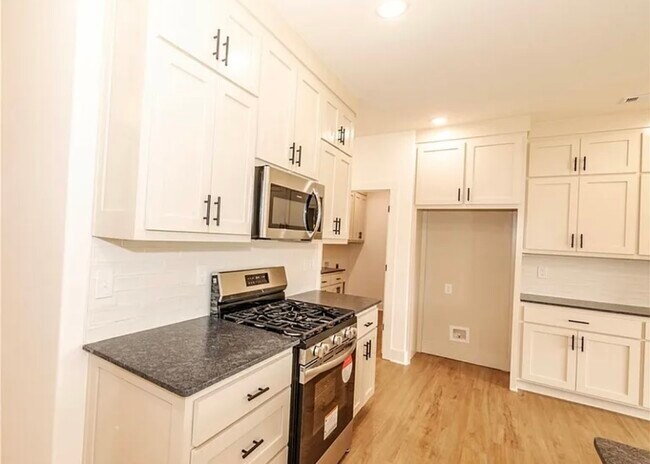 Building Photo - 841 Round Top St