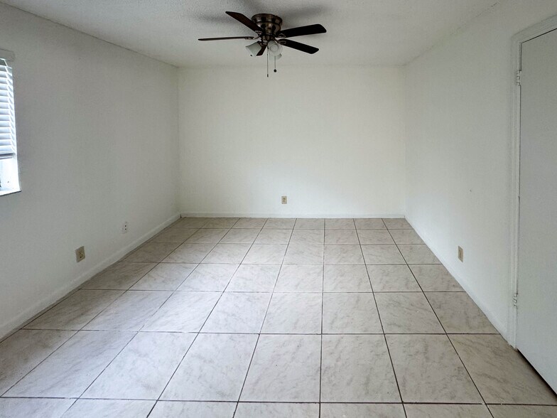 Building Photo - 2866 S University Dr