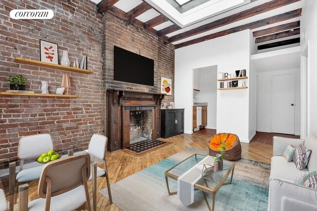 Building Photo - 310 W 89th St