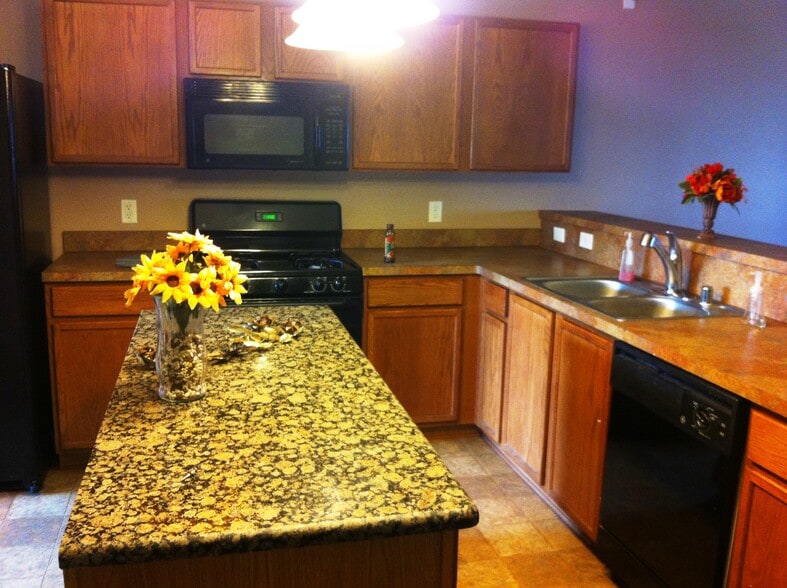 Building Photo - 2215 Sumac Dr