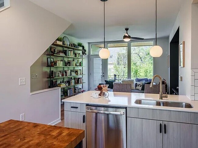 Building Photo - Premier 2BD, 2.5BA Downtown Raleigh Townho...