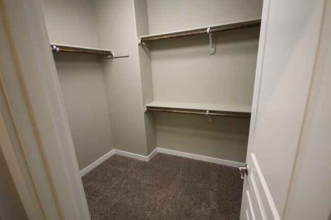 Building Photo - Like New Home Near Hospital, All Appliances, Air Conditioning, Fenced Yard, Dbl Garage