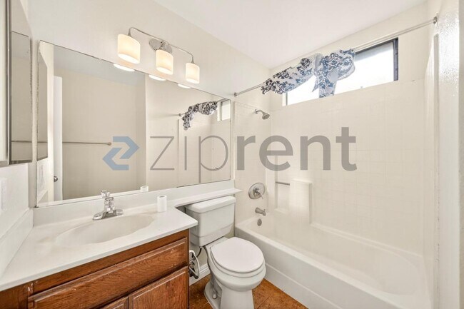 Building Photo - 14359 Parkwood Dr