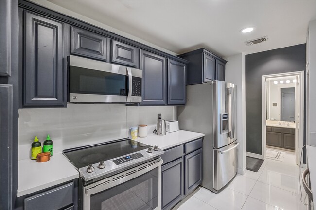 Building Photo - 1112 Bering Dr