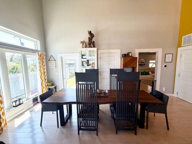 Building Photo - Contemporary 2 bedroom, 2.5 bath home in the heart of Route 66.