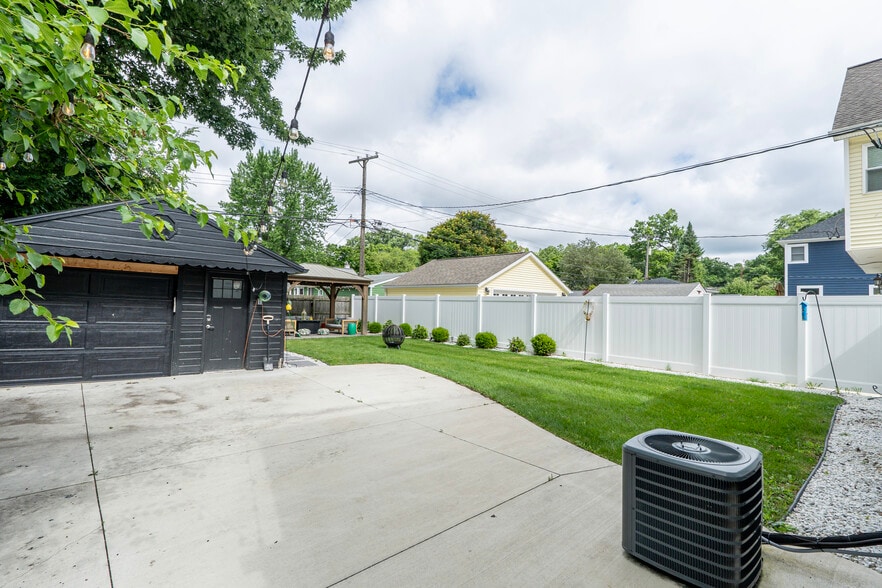 Building Photo - 1328 McLean Ave