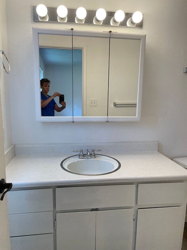 Building Photo - Very Nice 3 Bedroom 2 bath Home-Fully fenc...