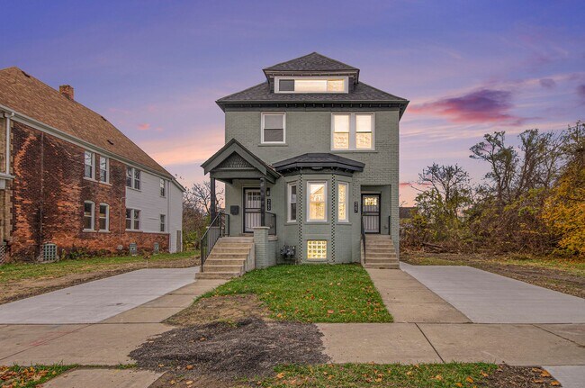 Building Photo - Lower Unit - Newly Constructed - 2 bed/2 bath - Must See!