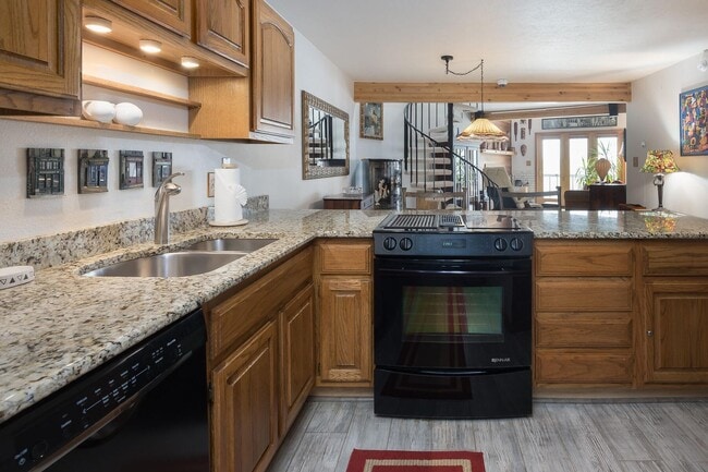 Building Photo - Available now!  Year lease!   Three Bedroo...