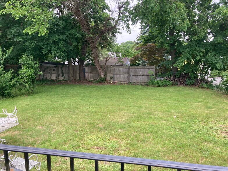 Huge fenced in backyard - 60 Grove St