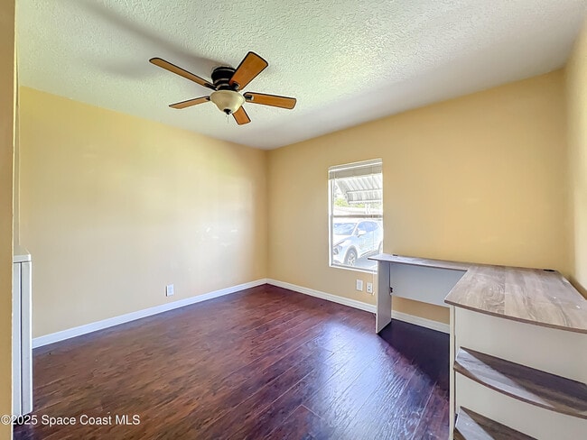 Building Photo - 425 Baker Rd