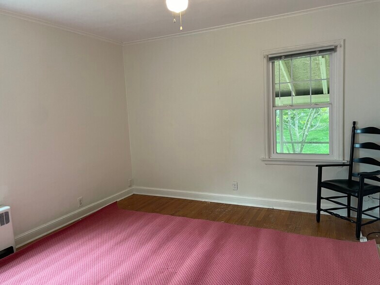Large bedroom hardwood floors - 710 S Maple St