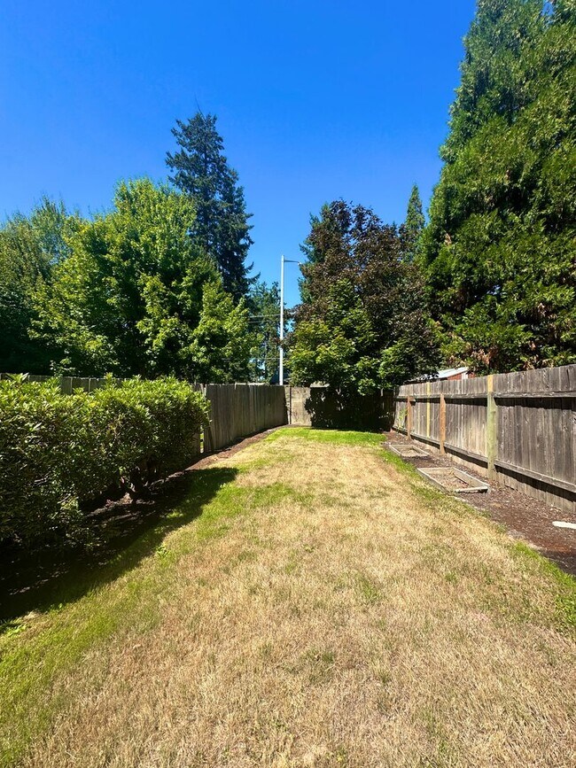 Building Photo - Large Three Bedroom Duplex in Keizer