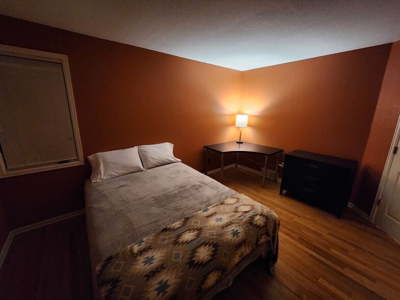 Private Room Furnished - 1545 Lodge Ln