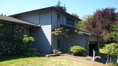 Building Photo - Large 3 BR 2.5 Bath Fenced Yard New Carpet...