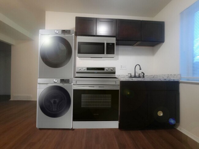 Building Photo - 1 bedroom apartment, walking distance to D...
